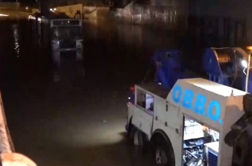  “Μπάλλος”: Πάνω από 24 ώρες μετά ξεκίνησε η ρυμούλκηση για το λεωφορείο… ναυάγιο