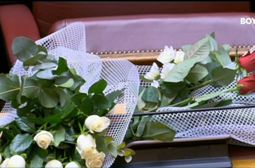  Φώφη Γεννηματά: Λουλούδια στο έδρανό της – Σιγή στη Βουλή