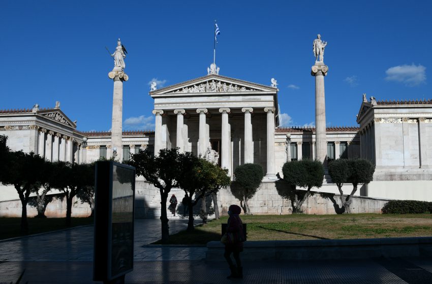  Συναγερμός στην Πανεπιστημίου για ύποπτη βαλίτσα – Έγινε ελεγχόμενη έκρηξη