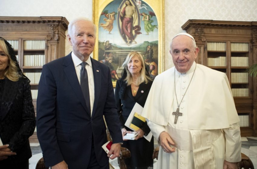  Τετ α τετ Τζο Μπάιντεν με Πάπα Φραγκίσκο – Η ανταλλαγή δώρων