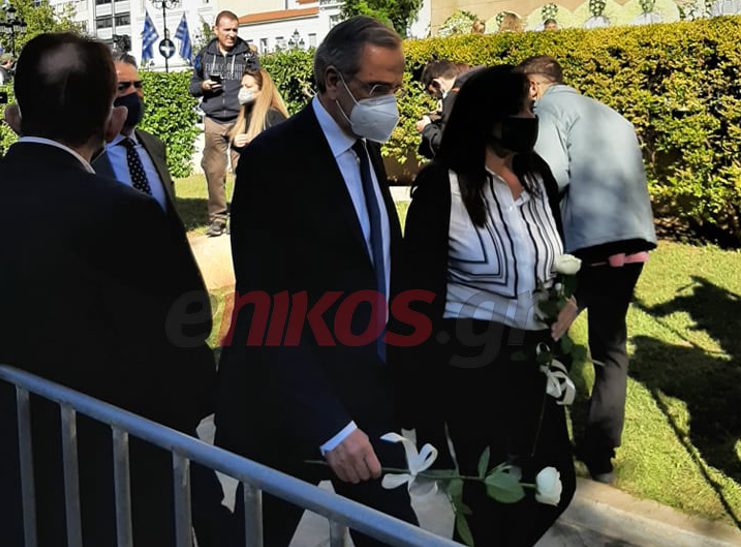  Με ένα λευκό τριαντάφυλλο ο Αντώνης Σαμαράς (vid)