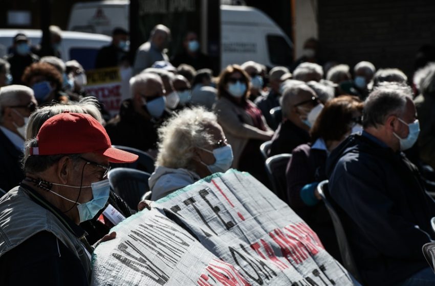  Συλλαλητήριο και πορεία συνταξιούχων στο Μαξίμου – “Eμπαιγμός” τα αναδρομικά