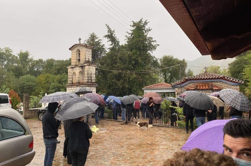  Σε κλίμα οδύνης η κηδεία του Νίκου Τσουμάνη