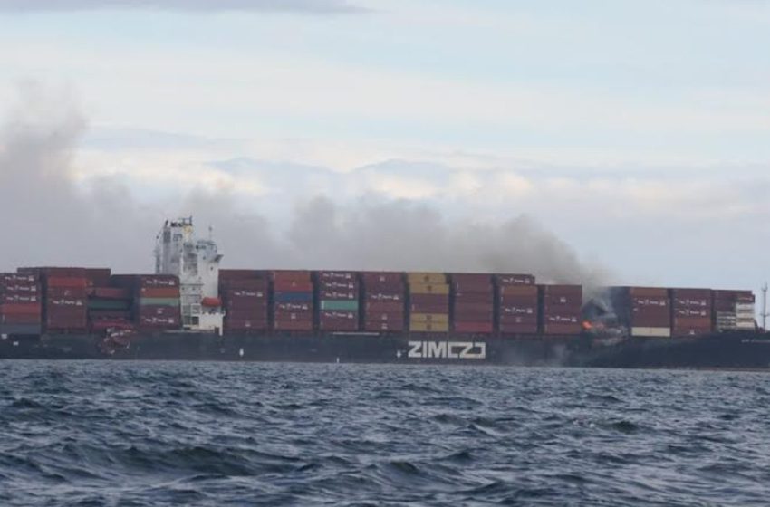  Πυρκαγιά σε πλοίο μεταφοράς εμπορευματοκιβωτίων στον Καναδά – Εκλύονται τοξικά αέρια