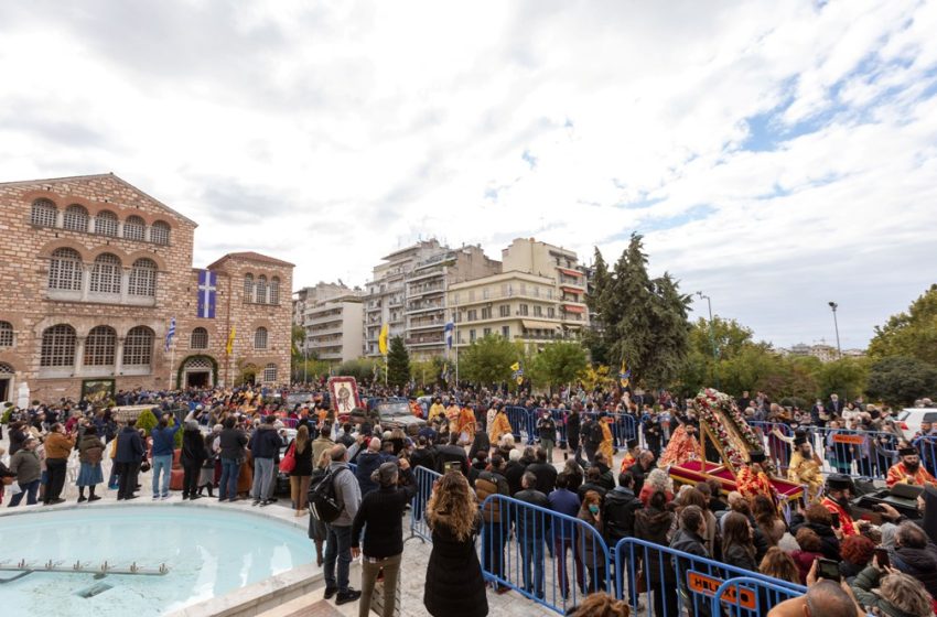  Θεσσαλονίκη: Κανένας έλεγχος στον Άγιο Δημήτριο για μάσκες μετά από αντιδράσεις των ιερέων – Συνωστισμός χωρίς μέτρα προστασίας