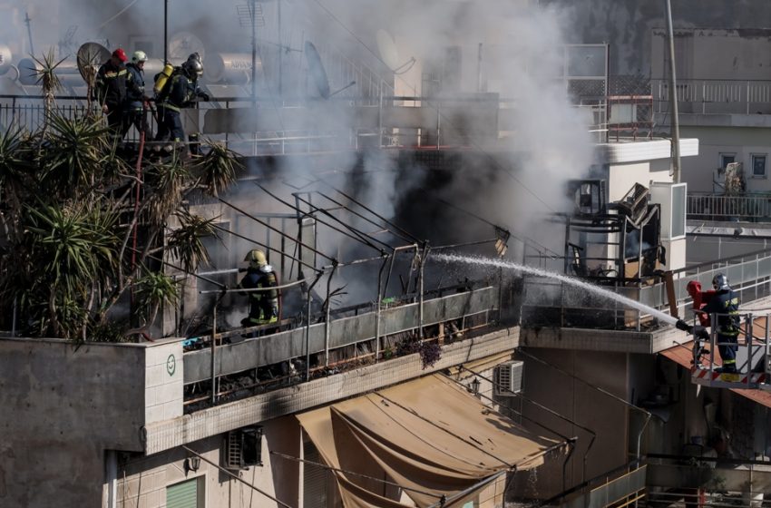  Κολωνός: Πήδηξε από το μπαλκόνι για να γλυτώσει τη φωτιά (vid)
