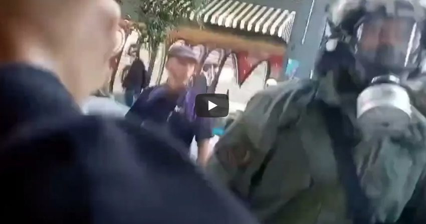  Βίντεο σοκ: Αστυνομικός σπάει βιτρίνα καταστήματος, τραυματίζει γυναίκα και φωνάζει “ναι, είμαι τρελός” (vid)