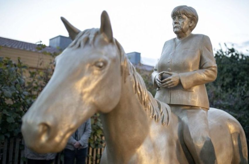  Γερμανία: Το χρυσό άγαλμα της Μέρκελ πάνω σε άλογο