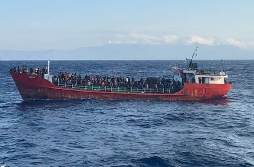  Ανοιχτά της Καρπάθου το  πλοίο με τους 400 Αφγανούς μετανάστες – Reuters: Θα δέσει σε ελληνικό λιμάνι
