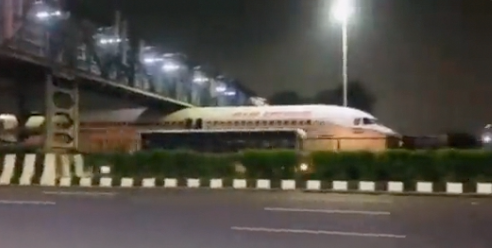  Viral βίντεο: Αεροπλάνο κόλλησε κάτω από γέφυρα