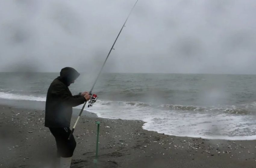  Ποια κακοκαιρία; Πήγε για ψάρεμα (vid)