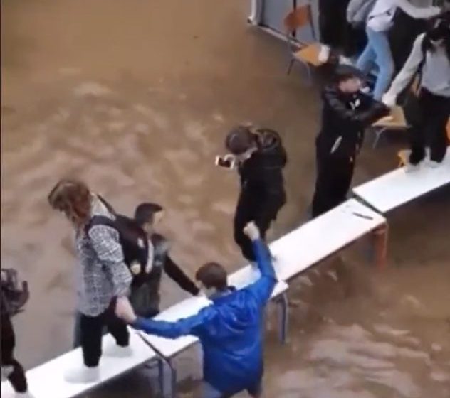  Eικόνες ντροπής- Νέα Φιλαδέλφεια: Συγκλονιστικό βίντεο με μαθητές σε σχολείο που πλημμύρισε