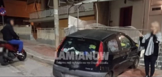  Βίντεο-σοκ: Αυτοκίνητο καρφώθηκε σε καγκελόπορτα στη Λαμία (vid)