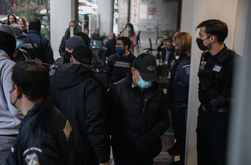  Πέραμα: Επίθεση σε πυροσβεστικό στο Σχιστό – Χτύπησαν πυροσβέστη