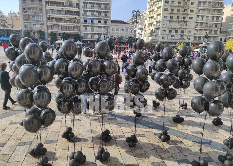  Πάτρα: Διαμαρτυρία με μαύρα μπαλόνια για τα νέα μέτρα (vid)