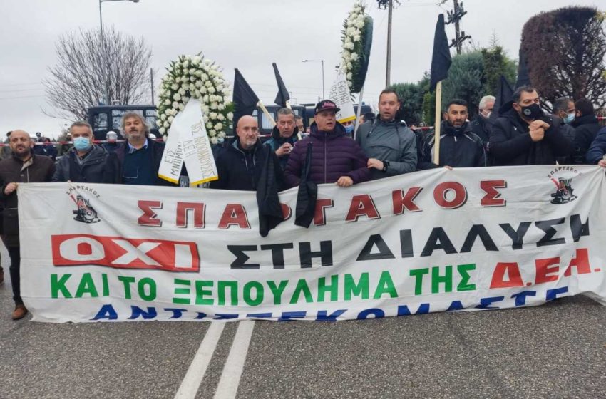  Με στεφάνια και μαύρες σημαίες η υποδοχή Μητσοτάκη στην Κοζάνη (vid)