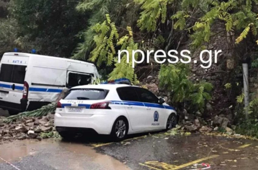  Κατολίσθηση πάνω από το αστυνομικό τμήμα στη Ναύπακτο καταπλάκωσε δύο περιπολικά (vid)