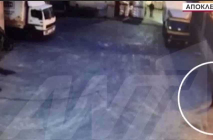  Κερατσίνι: Βίντεο σοκ την ώρα που η 8χρονη εγκλωβίστηκε στην πόρτα