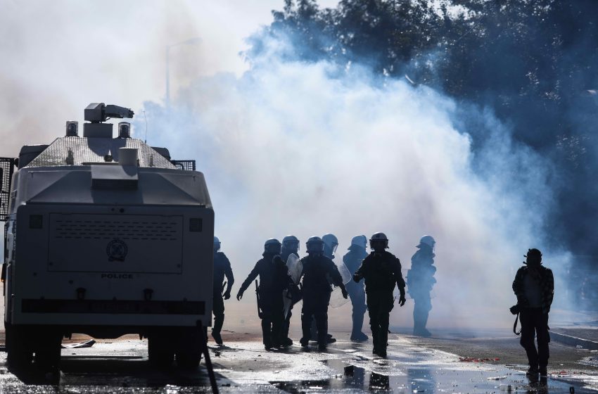  Πυρ ομαδόν από την αντιπολίτευση στην κυβέρνηση για τα επεισόδια και τον τραυματισμό στη συγκέντρωση των πυροσβεστών