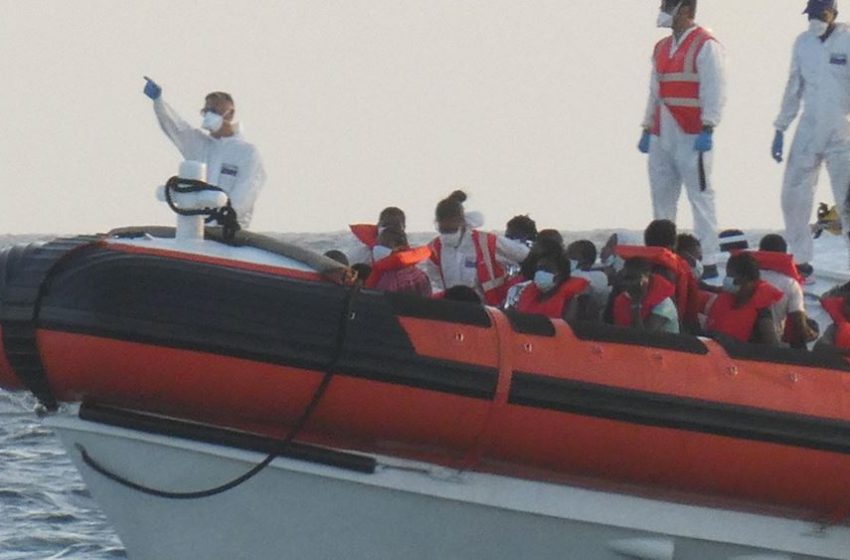  Στη Σικελία έδεσε το πλοίο Sea Eye 4 με 800 πρόσφυγες και μετανάστες