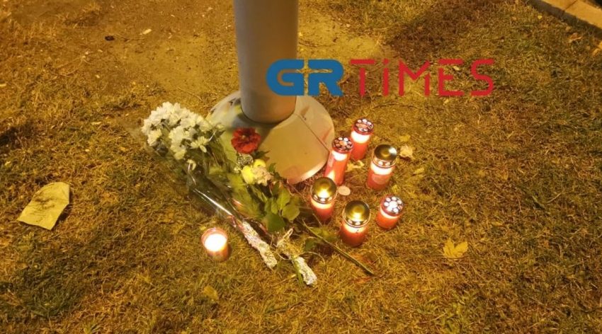  Λουλούδια και κεριά στο σημείο που σκοτώθηκε η 40χρονη ποδηλάτισσα