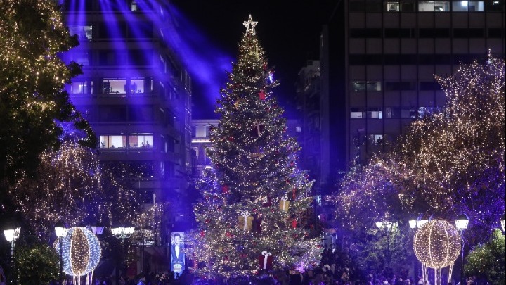  Φωταγωγήθηκε το χριστουγεννιάτικο δέντρο στην πλατεία Συντάγματος