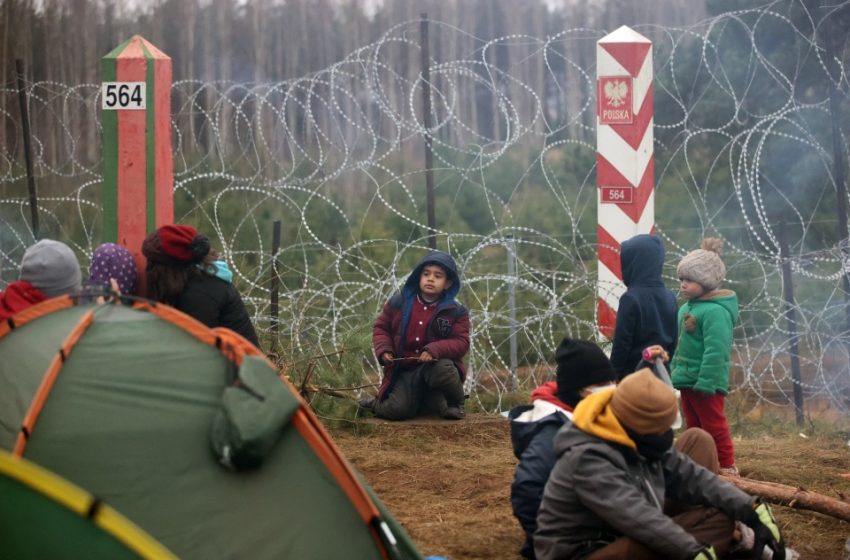  “Πολιορκία” στα σύνορα: Εικόνες σοκ από μετανάστες που θέλουν να περάσουν στην Ευρώπη (vid)