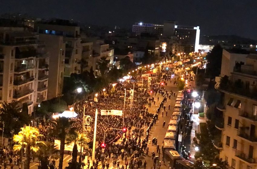  Χιλιάδες πολίτες τίμησαν την επέτειο του Πολυτεχνείου – Χωρίς…παρατράγουδα και υπό δράκοντεια μέτρα ολοκληρώθηκε η πορεία στην Αθήνα
