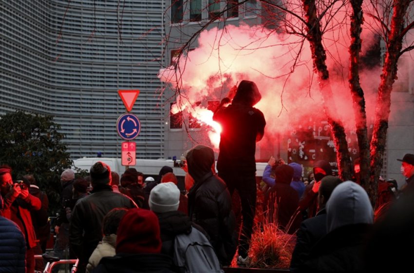  Σοβαρά επεισόδια στις Βρυξέλλες σε διαδήλωση κατά των μέτρων για τον κοροναϊό