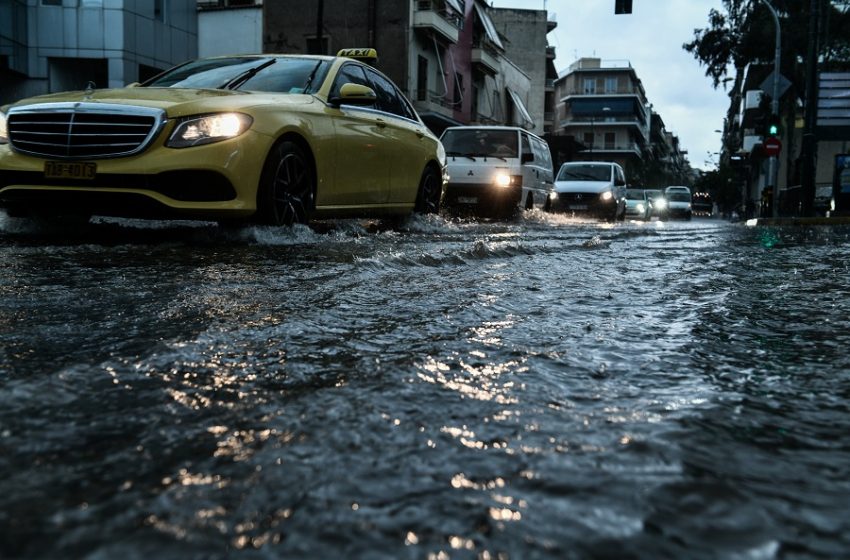  “Πνίγηκε” πάλι η Αθήνα – Κλειστοί δρόμοι και πλημμυρισμένα υπόγεια – Πρόβλημα μπροστά στο “Νιάρχος” – Βροχές και τις επόμενες ώρες
