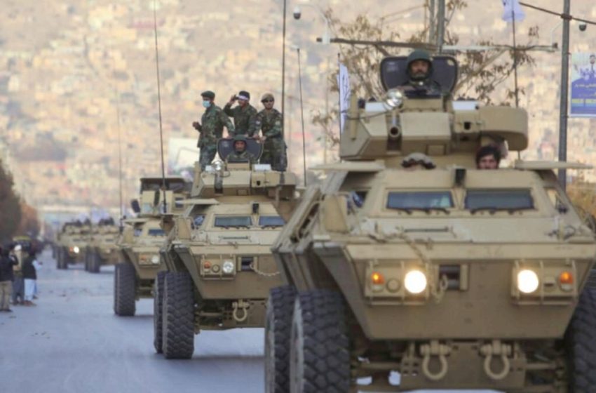  Μεγάλη στρατιωτική παρέλαση των Ταλιμπάν με αμερικανικά όπλα