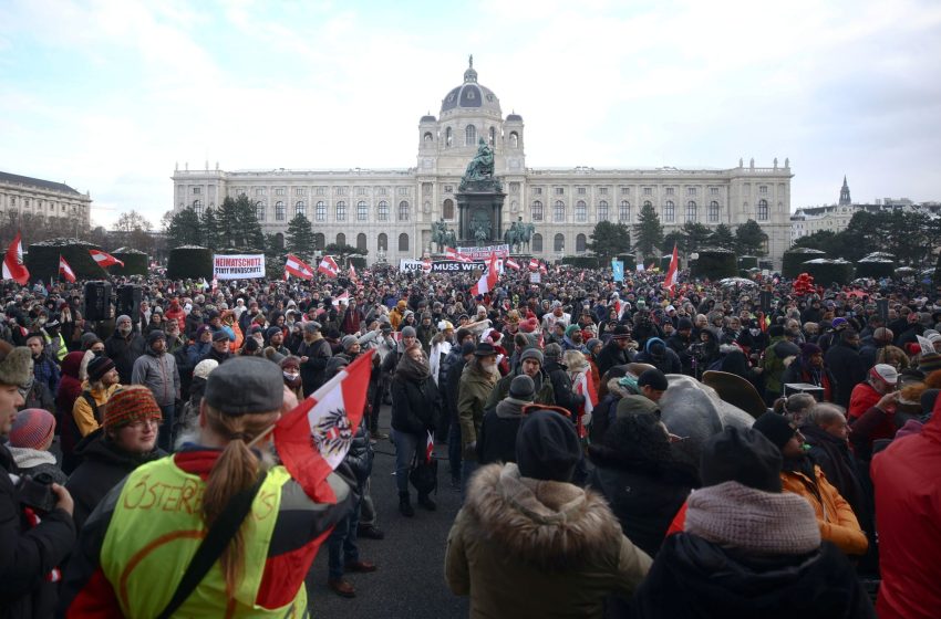  Χιλιάδες διαδηλωτές κατά της “δικτατορίας του κοροναϊού” διαδηλώνουν στη Βιέννη