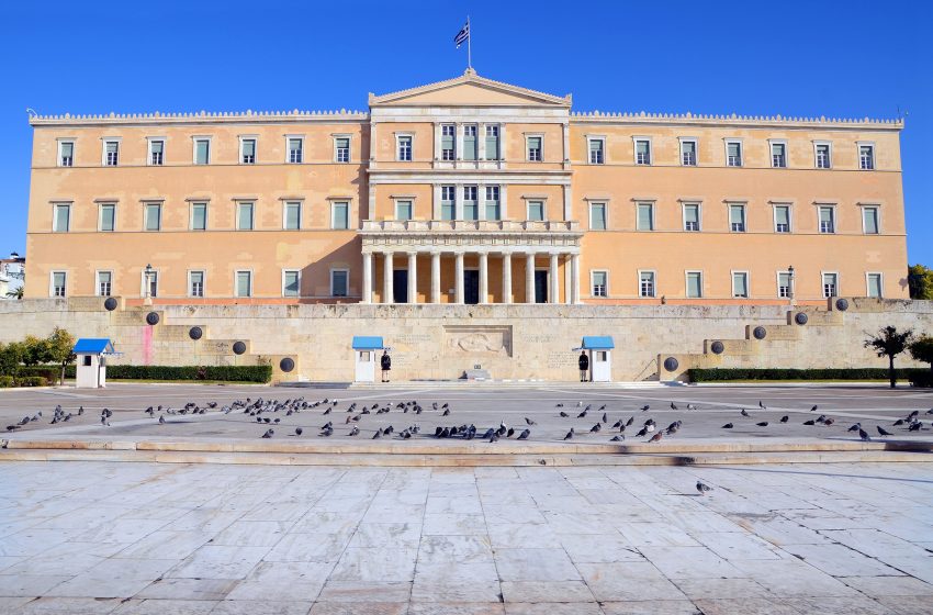  Πεζός παρασύρθηκε από ταξί μπροστά στη Βουλή