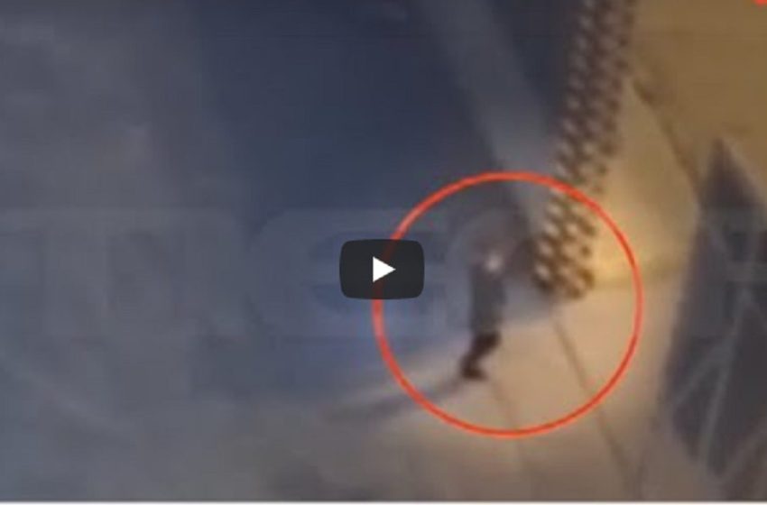  Βίντεο ντοκουμέντο: Η τραγική στιγμή που η οκτάχρονη εγκλωβίζεται στην πόρτα του εργοστασίου στο Κερατσίνι (vid)