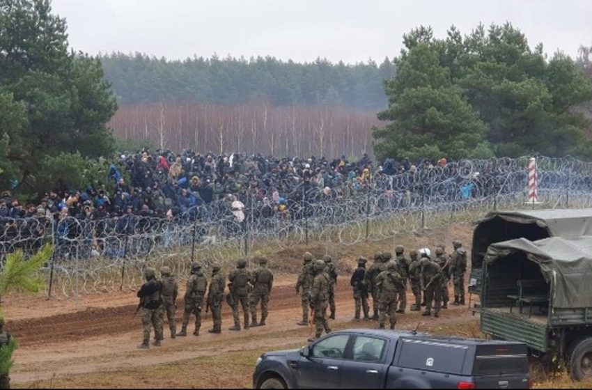  Πολωνία: Μετανάστες συγκεντρώνονται σε φυλάκιο στα σύνορα με τη Λευκορωσία