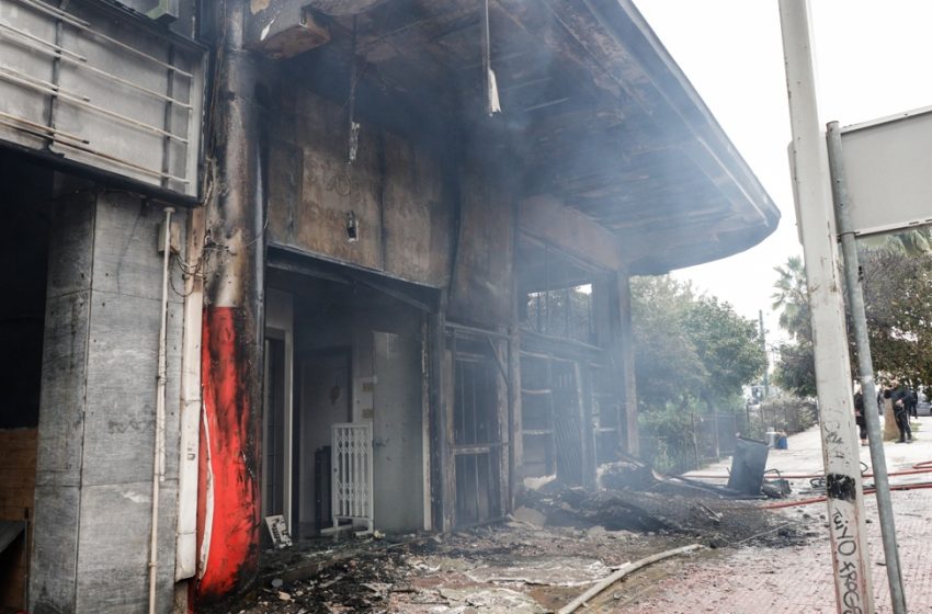  Πειραιάς: Κάηκε ολοσχερώς η αποθήκη που τυλίχτηκε στις φλόγες