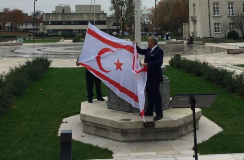  Λονδίνο: Τουρκοκύπριοι ύψωσαν τη σημαία του ψευδοκράτους σε δημαρχείο
