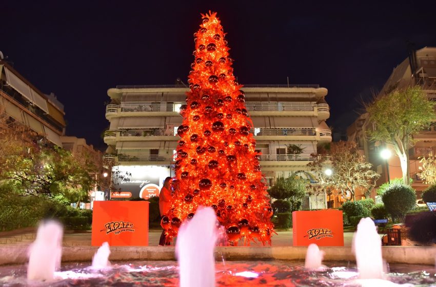  Εορταστικό χρώμα στο Γαλάτσι από το ΣΚΡΑΤΣ – Στόλισε την πλατεία Μανδηλαρά με ένα κατακόκκινο χριστουγεννιάτικο δέντρο