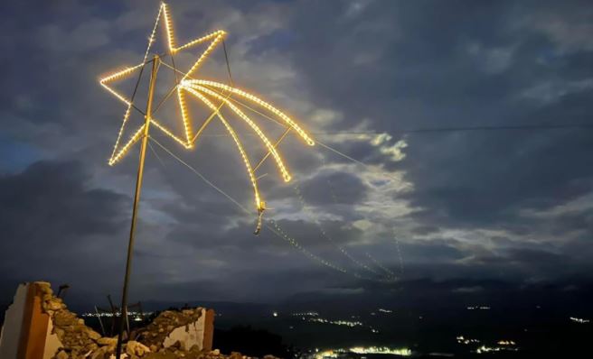  Φωταγωγήθηκε αστέρι 6 μέτρων πάνω σε λόφο στο σεισμόπληκτο Αρκαλοχώρι