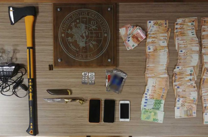  Δύο άνδρες κυκλοφορούσαν με ναρκωτικά, τσεκούρια και μαχαίρια στο Κολωνάκι