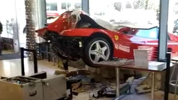  82χρονος μπήκε στο εμπορικό με τη Ferrari του μέσα… από την τζαμαρία!