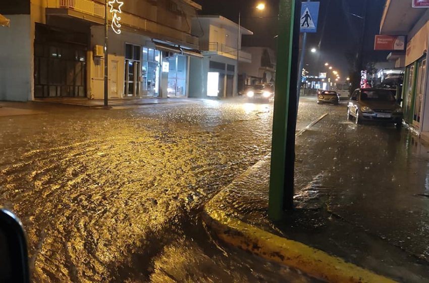  Πλημμύρισε το Μεσολόγγι – Δρόμοι και σπίτια κάτω από το νερό – Έκκληση του Δημάρχου (vid)