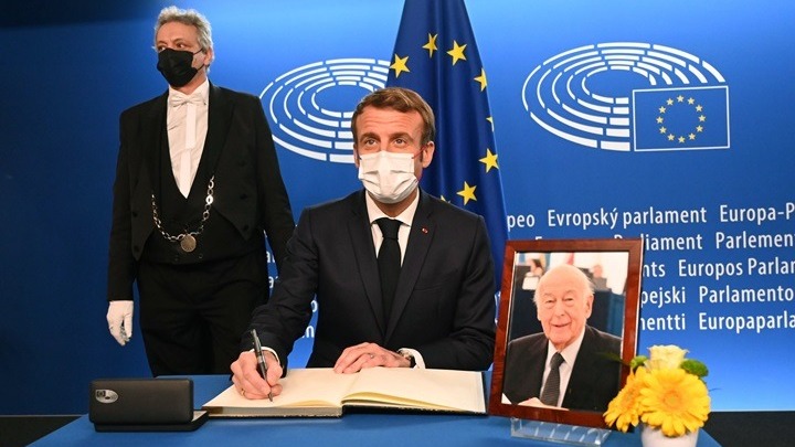  Γαλλία: Ο πρόεδρος Μακρόν και ηγέτες της ΕΕ απέτισαν φόρο τιμής στον Βαλερί Ζισκάρ Ντ’ Εστέν