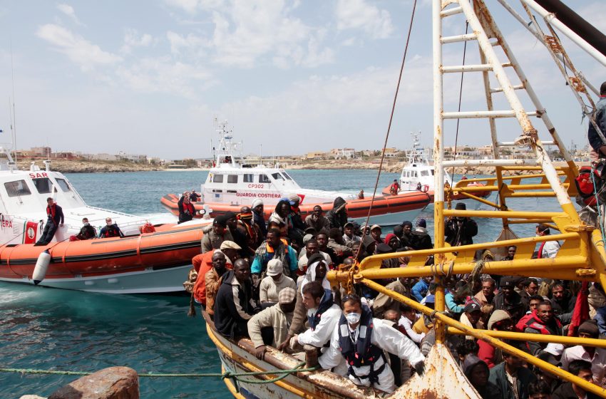  Ιταλία: Ασυνόδευτο βρέφος μαζί με άλλους 70 μετανάστες έφθασε σώο στην Λαμπεντούζα