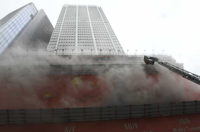  Εσβησε η φωτιά στο Κέντρο Παγκόσμιου Εμπορίου – 13 τραυματίες