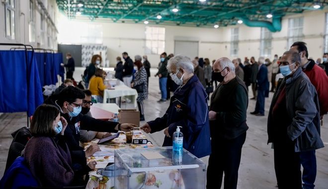  ΚΙΝΑΛ: Πάνω από 105.000 ψηφοφόροι στη μία- Πως εξελίσσεται η διαδικασία
