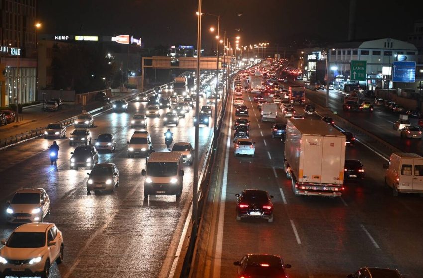  Κίνηση στους δρόμους: Κυκλοφοριακό κομφούζιο – Μποτιλιάρισμα χιλιομέτρων στον Κηφισό