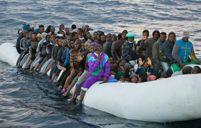  Ένα βρέφος ανάμεσα μεταξύ των προσφύγων που ξεβράστηκαν στις ακτές της Λιβύης