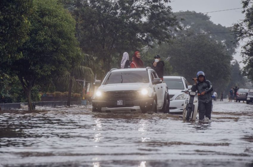  Οι καταρρακτώδεις βροχοπτώσεις στη Μαλαισία ανάγκασαν 21.000 ανθρώπους να εγκαταλείψουν τα σπίτια τους
