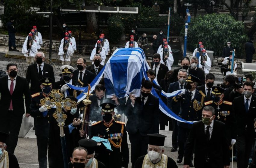  Έφτασε η σορός του Κάρολου Παπούλια στον Ιερό Ναό του Αγίου Σπυρίδωνα στο Παγκράτι